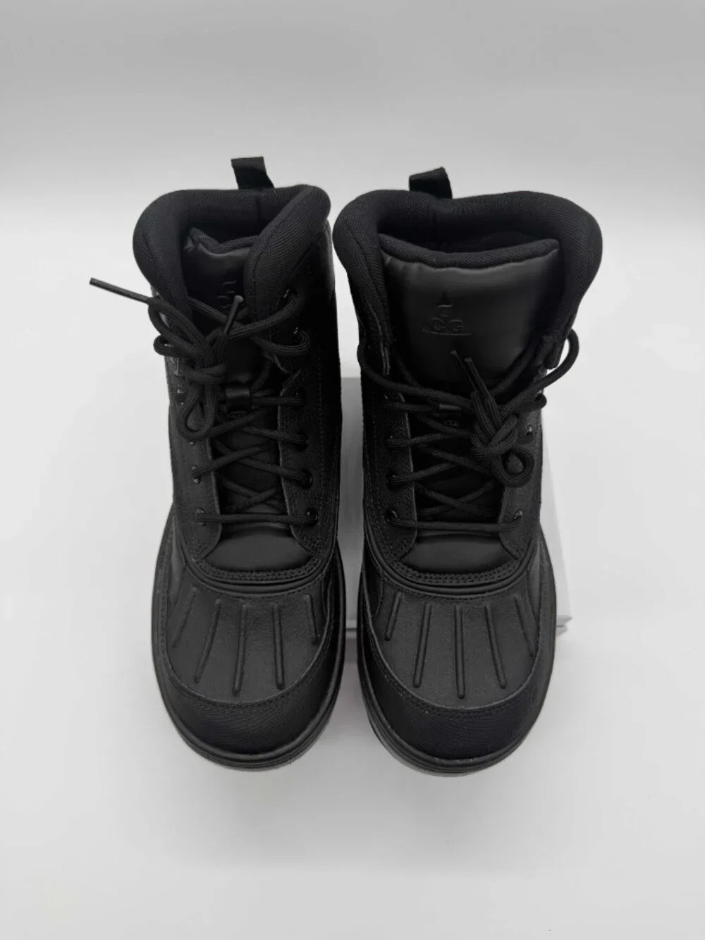 NIKE ACG Woodside 2 High GS Triple Black Boot Youth's Size 7Y Black